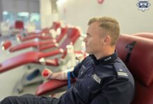 policjanci Racibórz oddają krew - mężczyzna podczas oddawania krwi