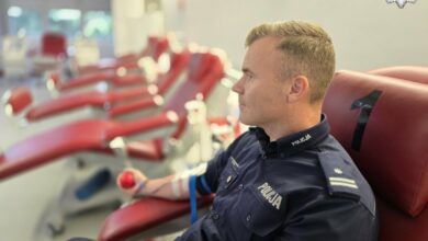 policjanci Racibórz oddają krew - mężczyzna podczas oddawania krwi