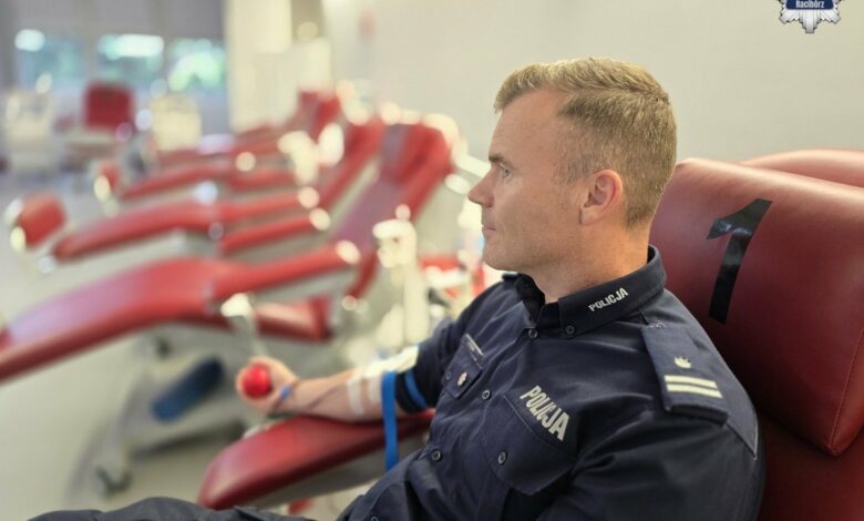policjanci Racibórz oddają krew - mężczyzna podczas oddawania krwi