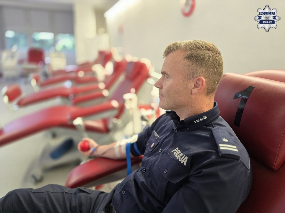 policjanci Racibórz oddają krew - mężczyzna podczas oddawania krwi