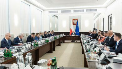 posiedzenie rady ministrów mężczyźni siedzą przy stołach