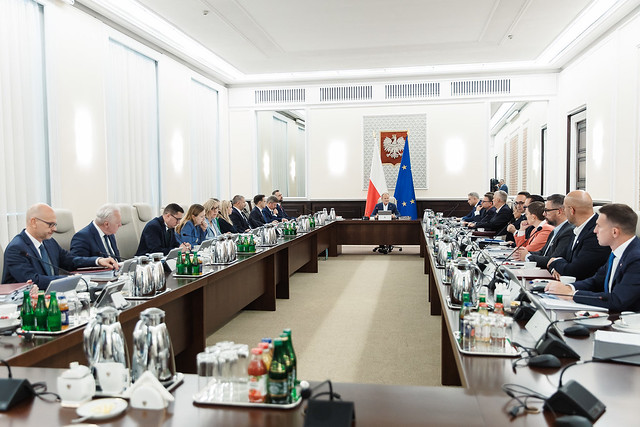 posiedzenie rady ministrów mężczyźni siedzą przy stołach