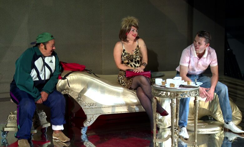 Troje aktorów na scenie