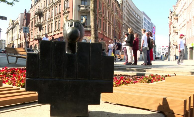 petycja hałas Katowice - figurka w tle grupa ludzi