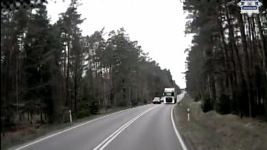 Tir wyprzedza na lewym pasie