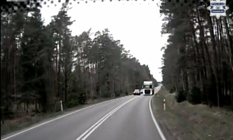 Tir wyprzedza na lewym pasie