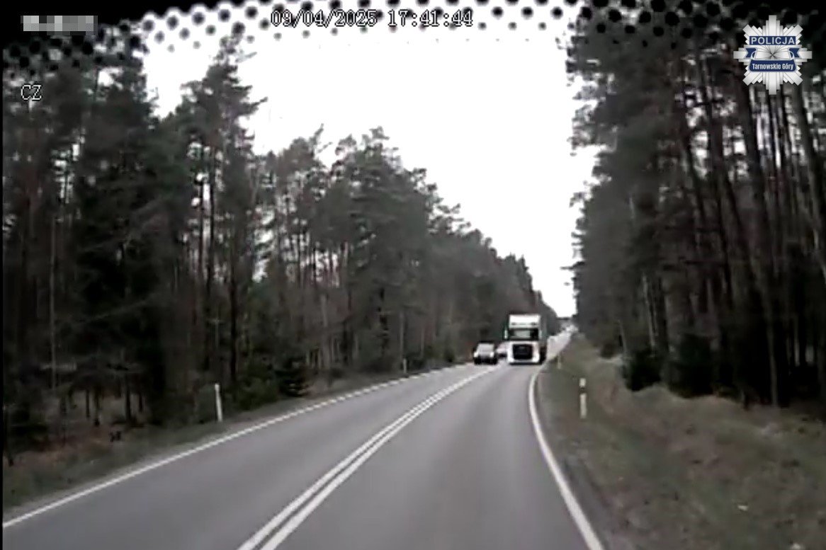 Tarnowskie Góry: (Wideo) Kierowca ciężarówki kontra autobus – omal nie doszło do tragedii.