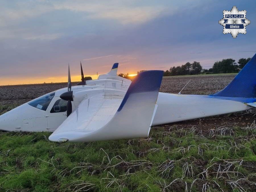 samolot po awaryjnym lądowaniu w Polu