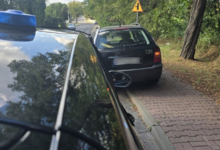 Dwa samochody na poboczu drogi