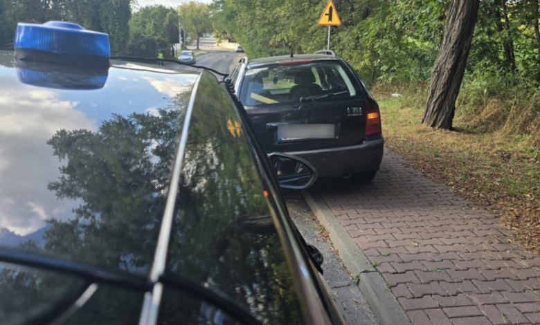 Dwa samochody na poboczu drogi