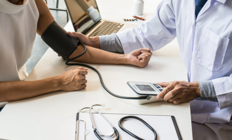 Sosnowieckie Forum Zdrowia - lekarz mierzy ciśnienie pacjentowi