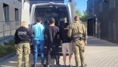 Straż Graniczna Katowice mężczyźni prowadzą zatrzymanych