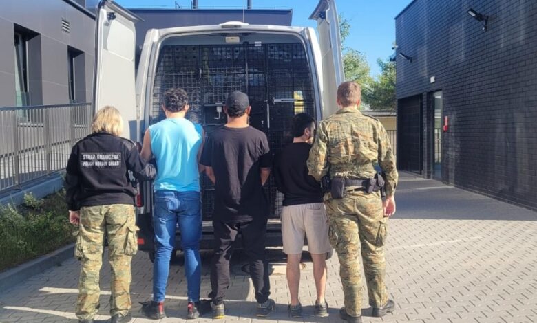 Straż Graniczna Katowice mężczyźni prowadzą zatrzymanych