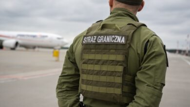 straż graniczna męzczyzna w mundurze na płycie lotniska