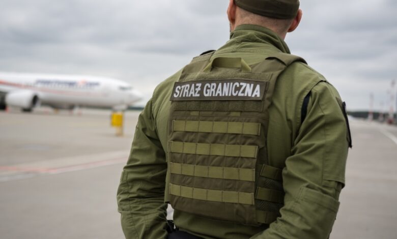 straż graniczna męzczyzna w mundurze na płycie lotniska