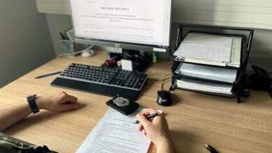 biurko, komputer odznaka służbowa ręce