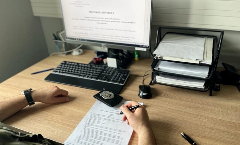 biurko, komputer odznaka służbowa ręce