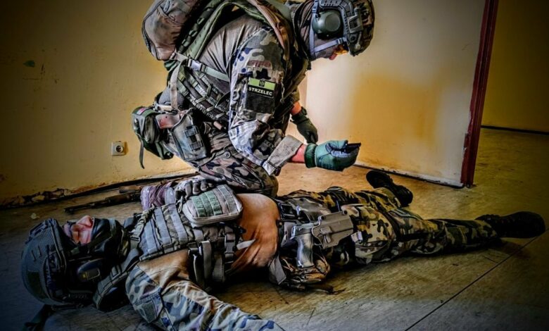 zajęcia Strzelców w Międzyrzeczu Górnym dwóch mężczyzn w mundurach wojskowych