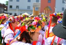 Święto Rozbarku grupa osób w strojach ludowych