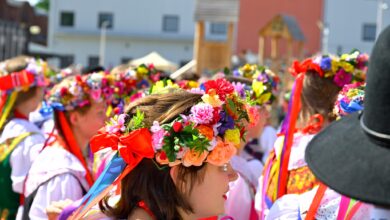 Święto Rozbarku grupa osób w strojach ludowych