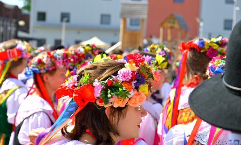 Święto Rozbarku grupa osób w strojach ludowych