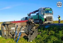 tragiczny wypadek w Kłobucku - przód samochodu ciężarowego i samochód osobowy w rowie