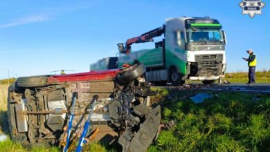tragiczny wypadek w Kłobucku - przód samochodu ciężarowego i samochód osobowy w rowie