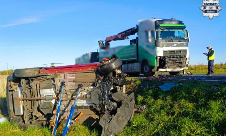 tragiczny wypadek w Kłobucku - przód samochodu ciężarowego i samochód osobowy w rowie