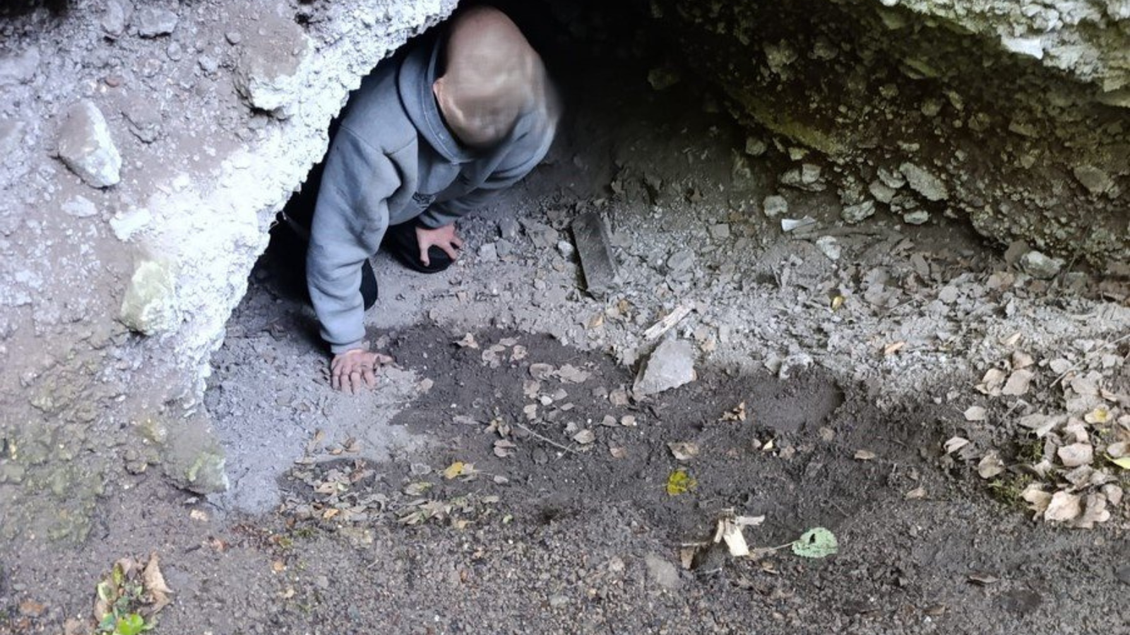 włamania do altanek Czerwionka - chłopiec w ziemiance