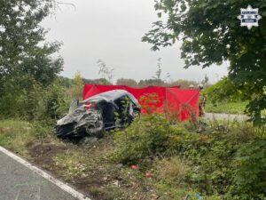 Tragiczny wypadek w Mikołowie wrak samochodu po zderzeniu