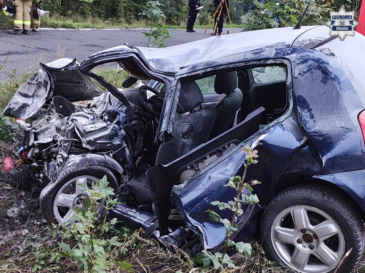 Tragiczny wypadek w Mikołowie wrak samochodu po zderzeniu