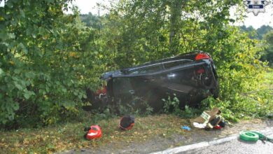 Żywiec policjanci uratowali kierowcę rozbity samochód w zaroślach