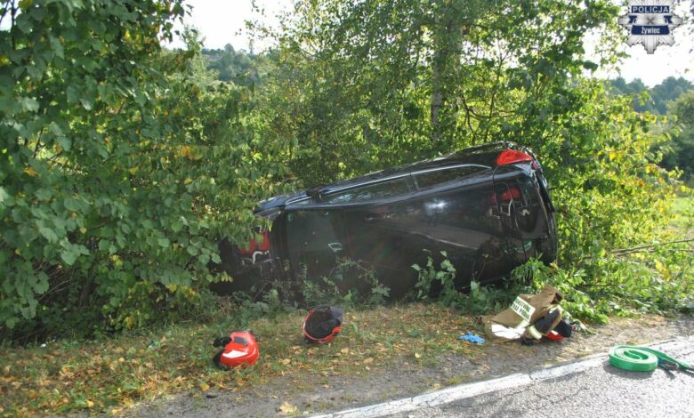 Żywiec policjanci uratowali kierowcę rozbity samochód w zaroślach