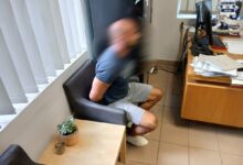 zatrzymanu mezczyzna siedzi na krzesle w komisariacie