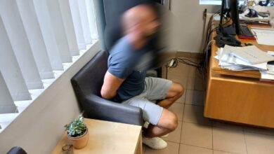 zatrzymanu mezczyzna siedzi na krzesle w komisariacie