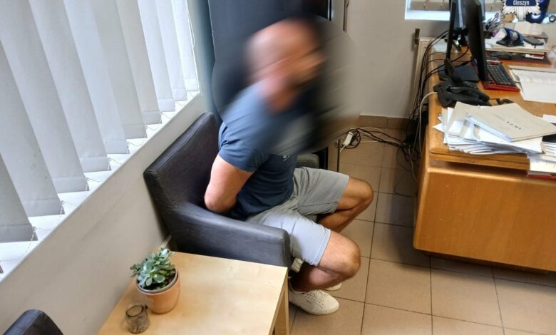 zatrzymanu mezczyzna siedzi na krzesle w komisariacie