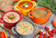 Na stole cztery miski zupy