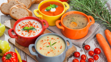 Na stole cztery miski zupy