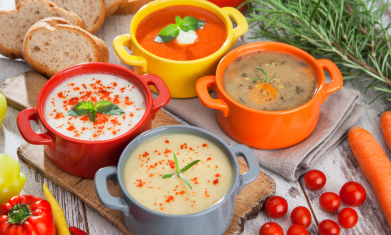 Na stole cztery miski zupy