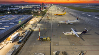 pŁyta Lotniska z samolotami widko z lotu ptaka