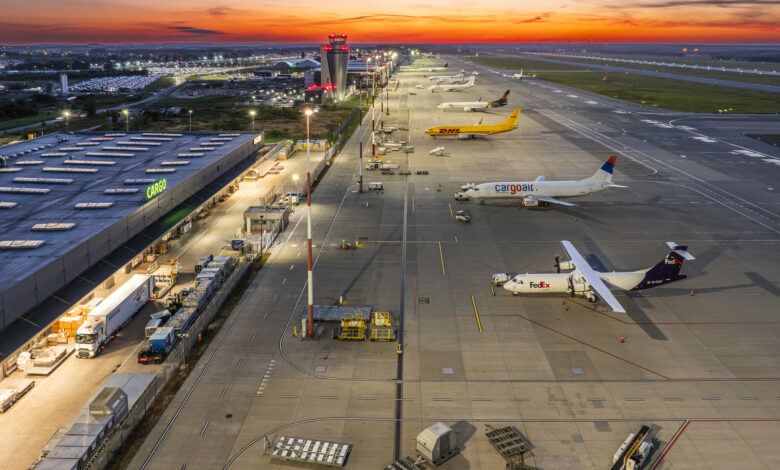 pŁyta Lotniska z samolotami widko z lotu ptaka