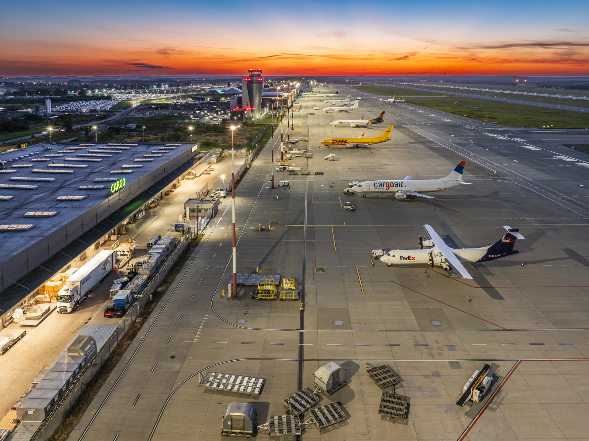 pŁyta Lotniska z samolotami widko z lotu ptaka