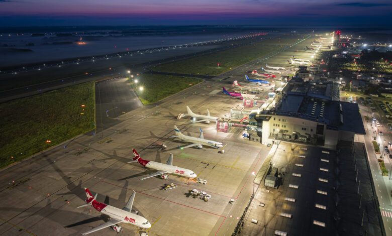 samoloty na płycie lotniska