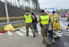 Strażacy wyprowadzają poszkodowanych