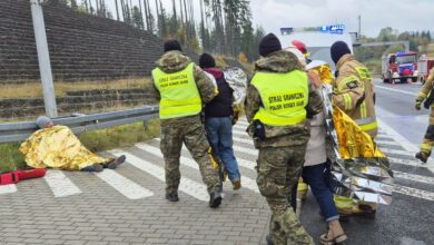 Strażacy wyprowadzają poszkodowanych