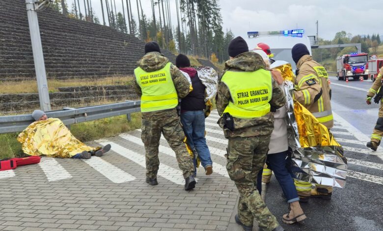 Strażacy wyprowadzają poszkodowanych