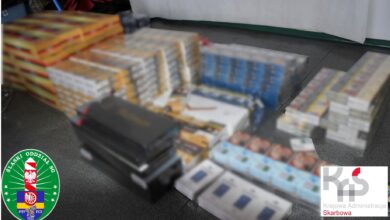 Trefne papierosy Śląsk - na stole paczki papierowsó poukłądane w pryzmy