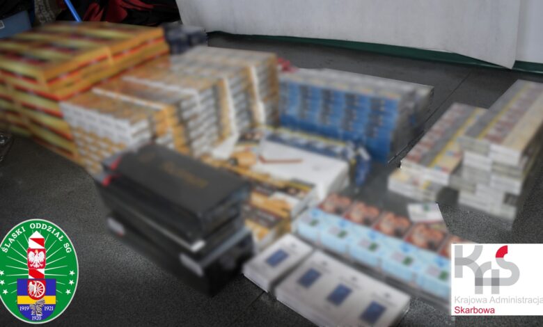 Trefne papierosy Śląsk - na stole paczki papierowsó poukłądane w pryzmy