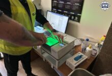 pobicie nad Zalewem Sosina policjant odbierający odcisk palca od zatrzymanego