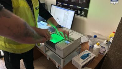 pobicie nad Zalewem Sosina policjant odbierający odcisk palca od zatrzymanego